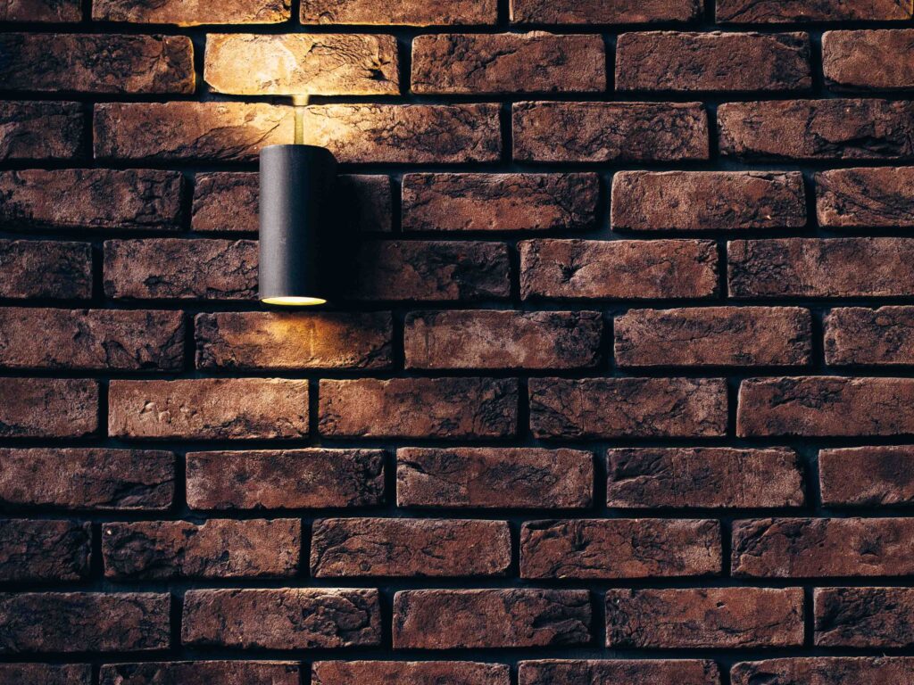 muro en barro con lampara