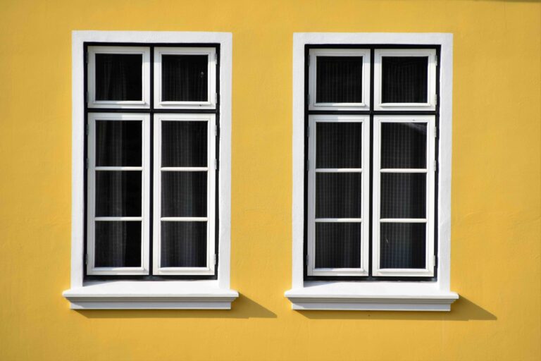 ventana en fachada amarilla